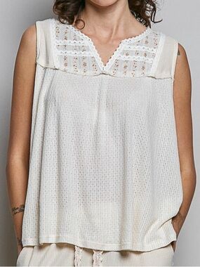 ♥️Hello Gorgeous! POL Lace Detail Floral Double Gauze Patch Top- Natural